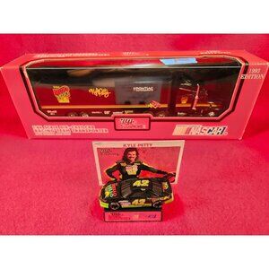 KYLE PETTY NASCAR #42 TRANSPORTER BUNDLE w/MATCHING STOCKCAR & PLAYER CARD